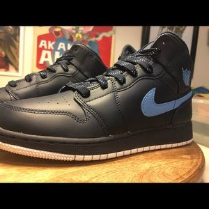 Jordan 1 retro mid obsidian university blue Nike